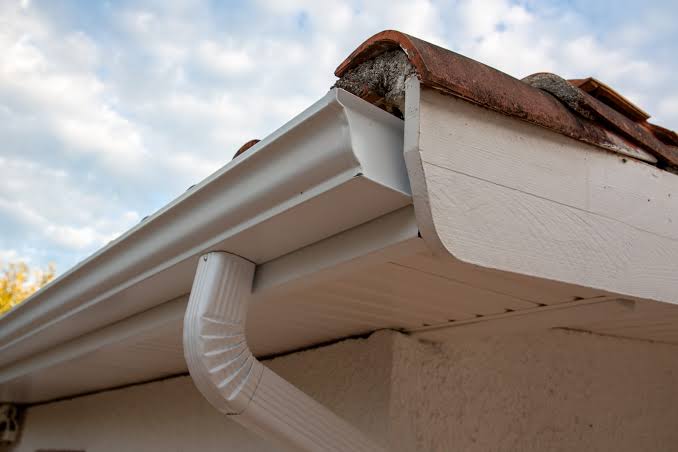 Custom seamless gutter system